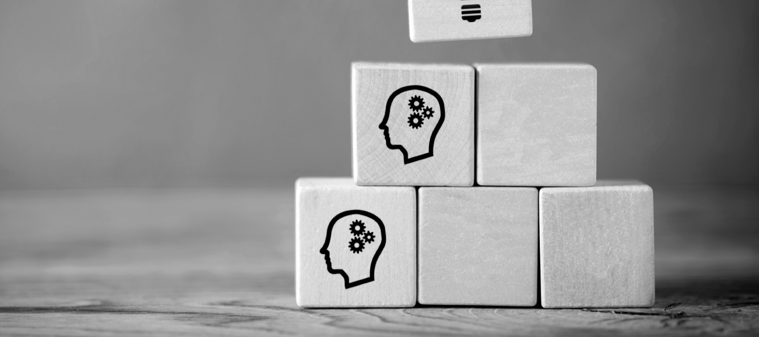 Zdjęcie drewnianych klocków ułożonych w małą wieżę