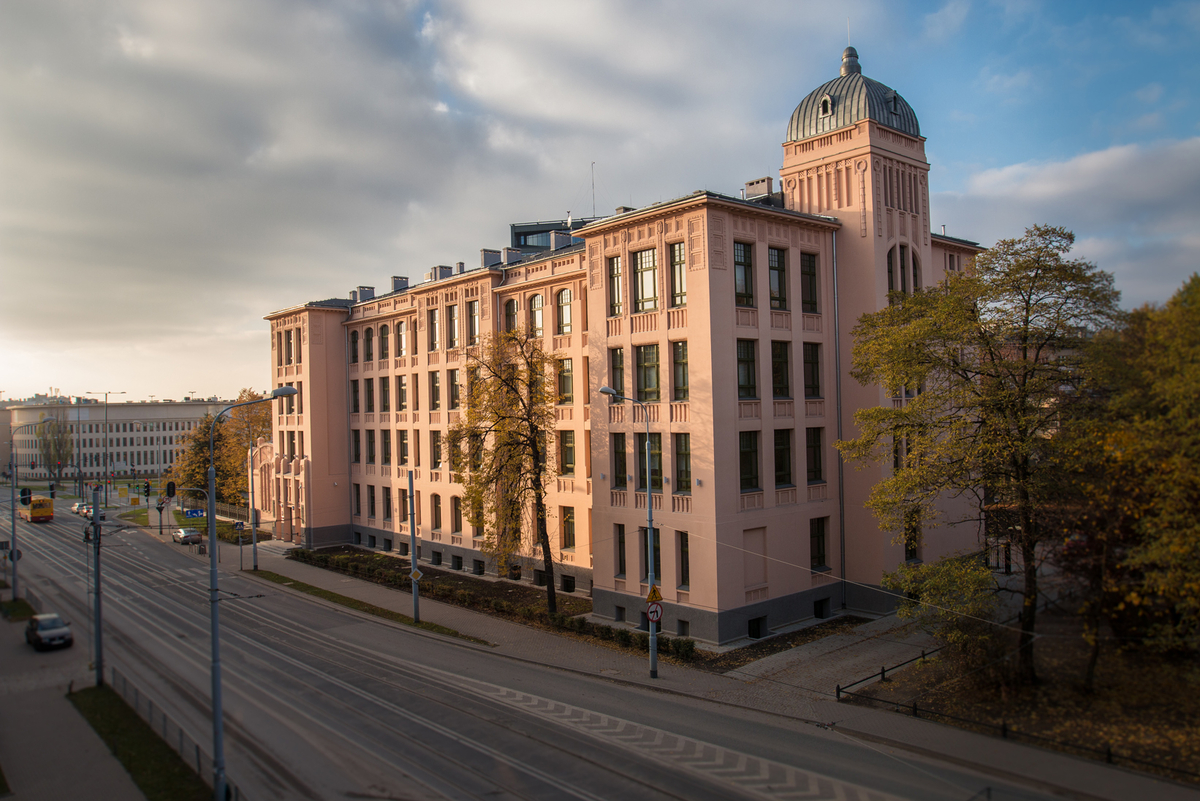 Duży budynek na skrzyżowaniu