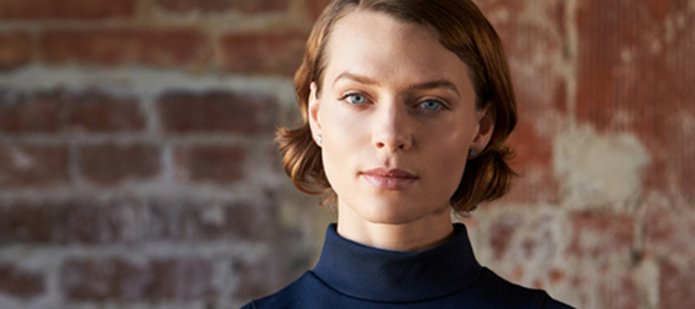 kobieta na tle cegieł