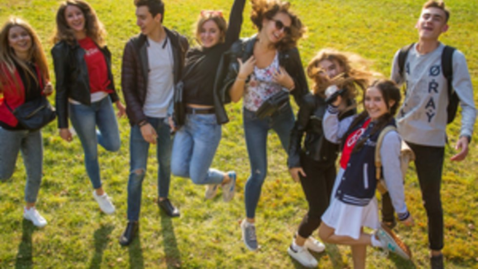 studenci skaczą na trawie