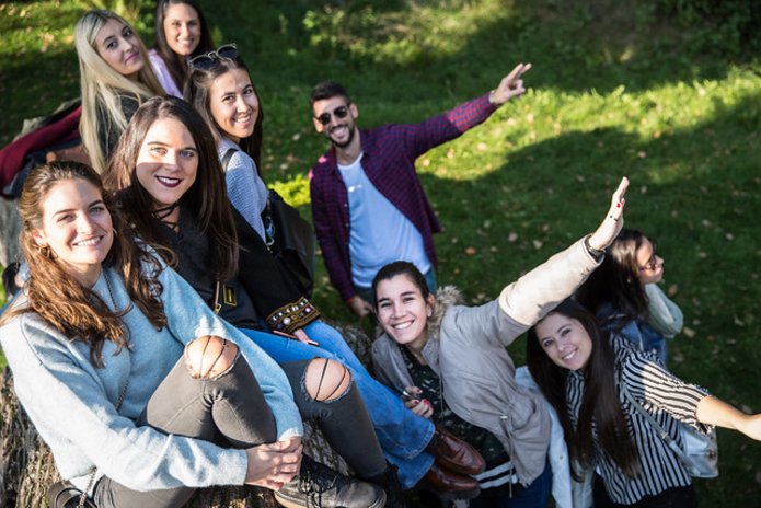 studenci stoją na trawie