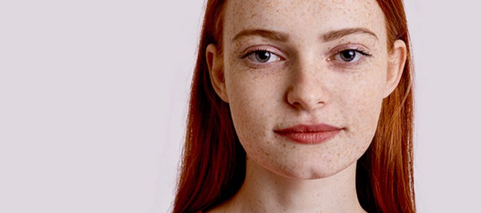 runa kobieta na białym tle