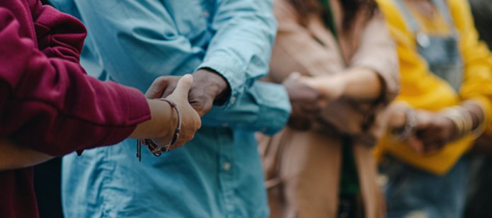 ludzie trzymają się za ręce