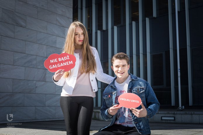 dwójka studentów jeden kuca