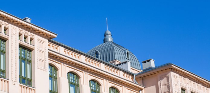 Budynek w mieście pod niebem