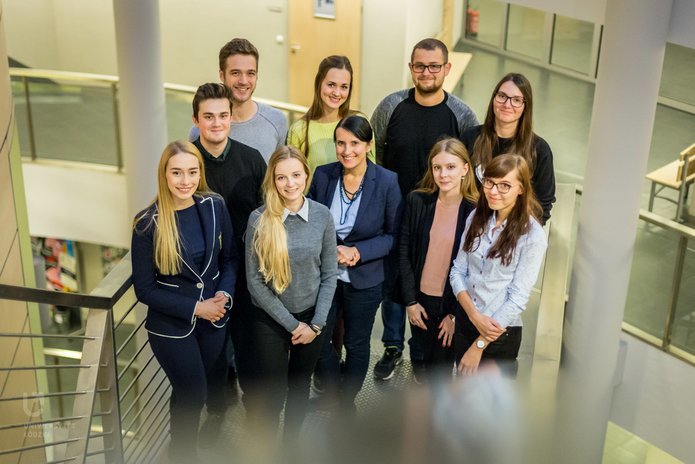 grupa osób w białym budynku