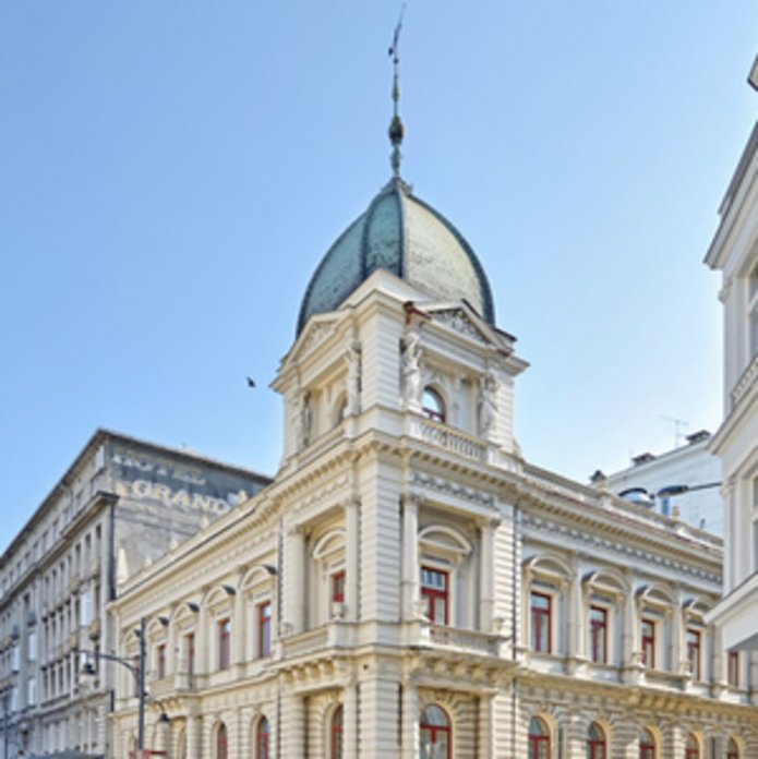 duży biały budynek