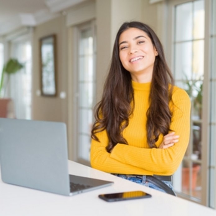 kobieta w żółtym swetrze