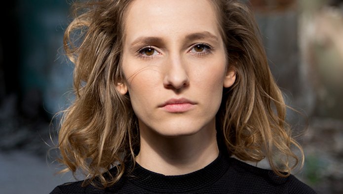 Kobieta na rozmazanym tle